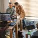 Estudiantes de Informática hombres y mujeres programando
