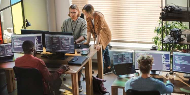 Estudiantes de Informática hombres y mujeres programando