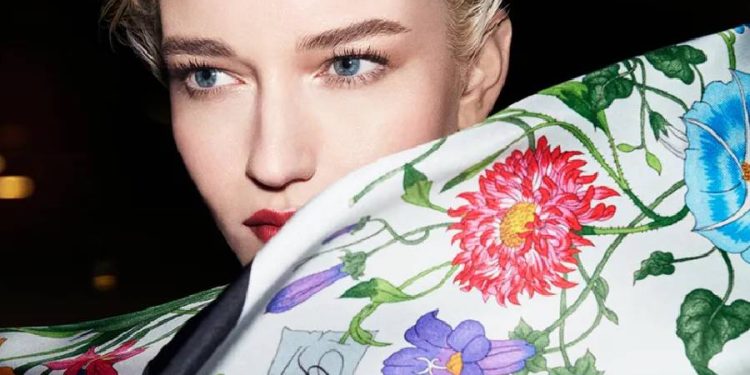 Julia Garner: Moda, cine y autenticidad