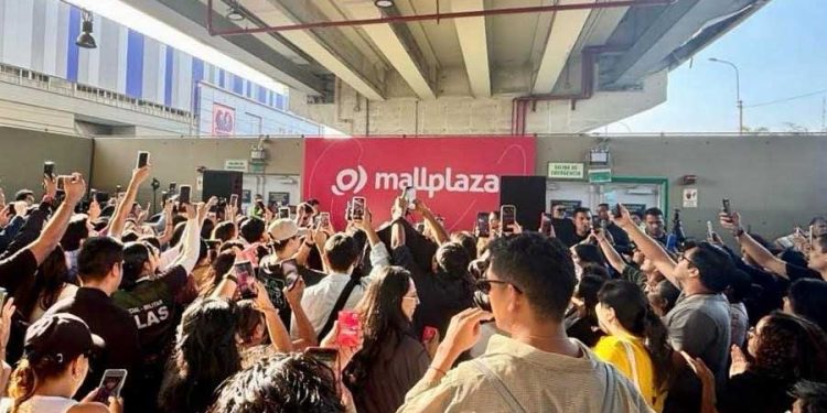 Mallplaza en la estación Angamos del Metro de Lima