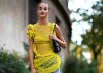 Nostalgia perfecta: Blusas de los 80 y jeans rectos