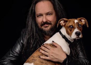 Jonathan Davis fusiona metal y amor animal con su marca Freak On A Leash