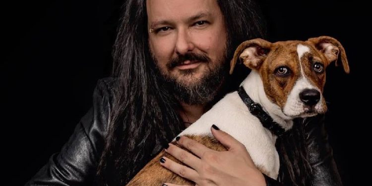 Jonathan Davis fusiona metal y amor animal con su marca Freak On A Leash