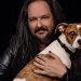 Jonathan Davis fusiona metal y amor animal con su marca Freak On A Leash