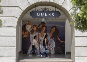 Puja por Guess: Authentic Brands en la carrera