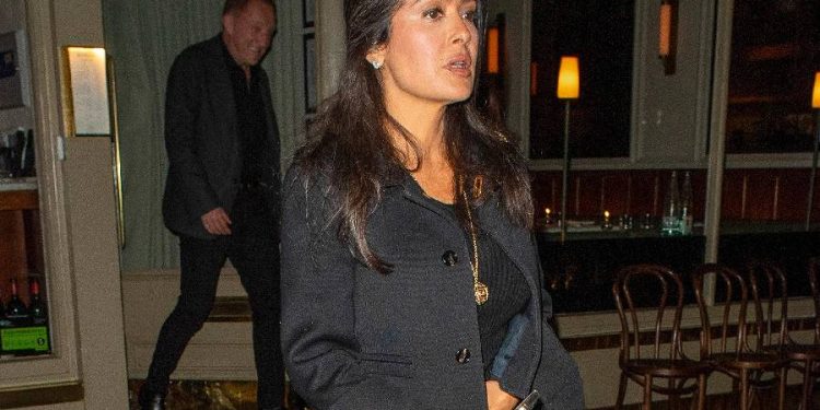Salma Hayek: Glamour retro en Londres