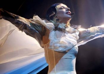 Tendencias brillantes en Coachella 2025