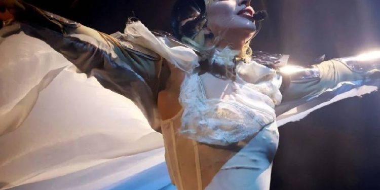 Tendencias brillantes en Coachella 2025