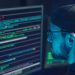 analista de sistemas programando y revisando amenazas cibernéticas y aplicando ciberseguridad