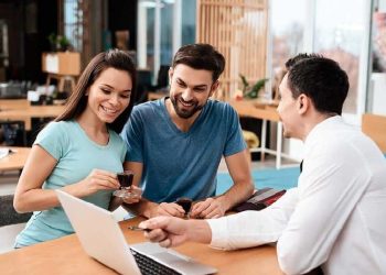 atención al cliente hombre mujer vendedor