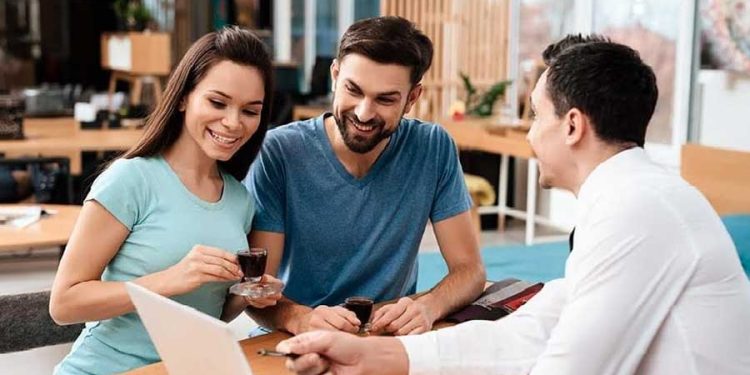 atención al cliente hombre mujer vendedor