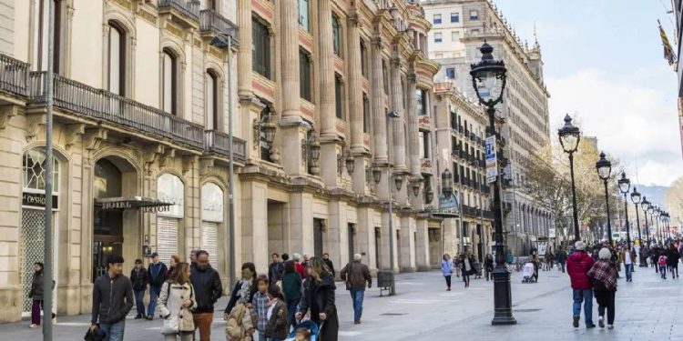 New Era abre tienda física en Barcelona: Un icono mundial en gorras tematizadas