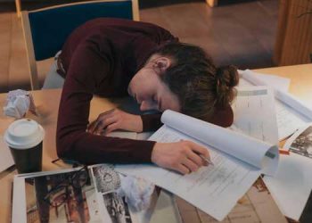 burnout laboral mujer trabajadora agotada