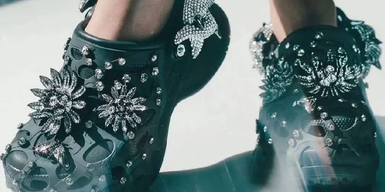 Crocs concretó el lanzamiento de su primera colección en colaboración con Swarovski