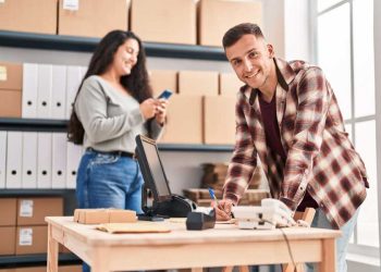 emprendimiento negocio hombre y mujer solicitando financiamiento día del emprendedor