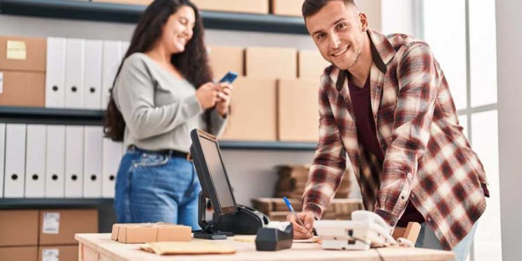 emprendimiento negocio hombre y mujer solicitando financiamiento día del emprendedor