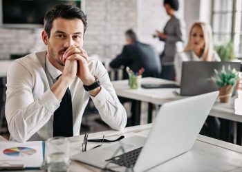 hombre empleador o colaborador preocupado mujer trabajando en oficina