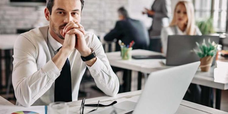 hombre empleador o colaborador preocupado mujer trabajando en oficina