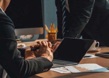 hombre empresario preocupado analizando datos de negocio