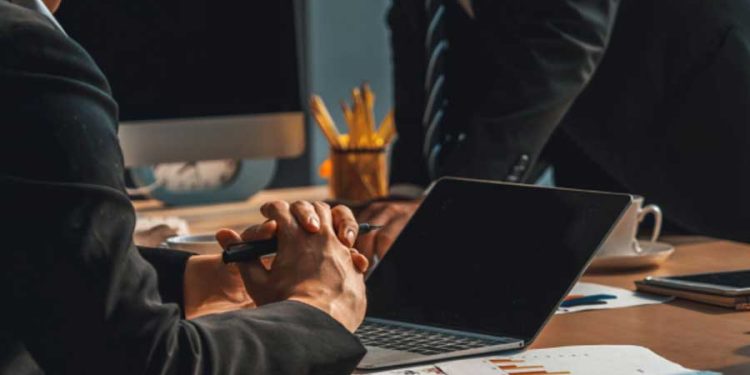 hombre empresario preocupado analizando datos de negocio