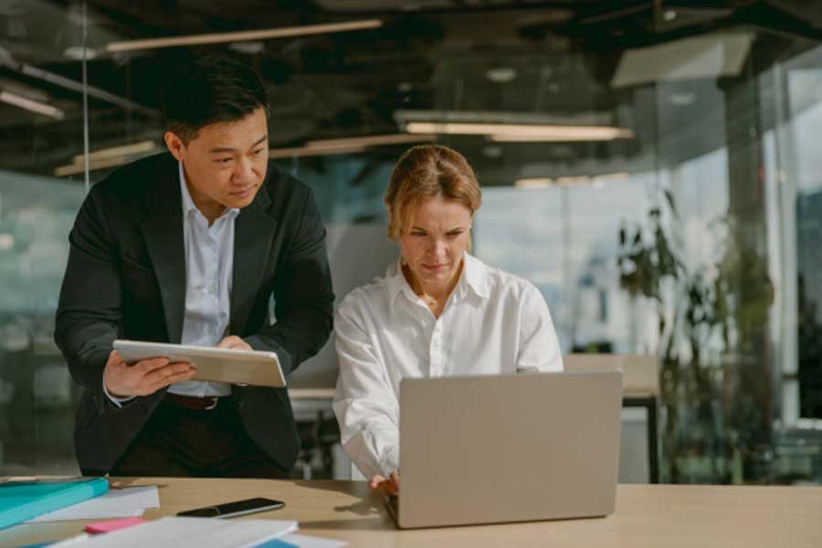jefe lider hombre con empleada mujer trabajando comparando datos