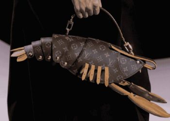 Bolso langosta de Louis Vuitton de 18.000 dólares causa asombro