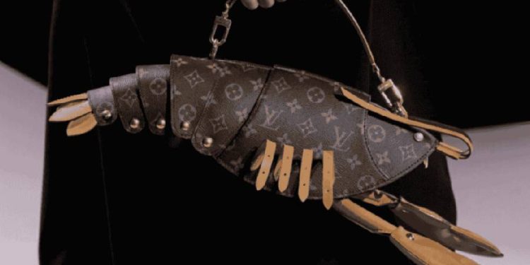 Bolso langosta de Louis Vuitton de 18.000 dólares causa asombro