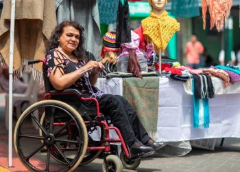 mujer con discapacidad trabajando
