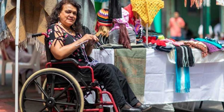 mujer con discapacidad trabajando