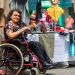 mujer con discapacidad trabajando