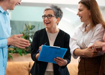 mujer ejecutiva mayor de 50 años con equipo de trabajo
