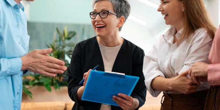 mujer ejecutiva mayor de 50 años con equipo de trabajo