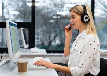 mujer en call center atención al cliente