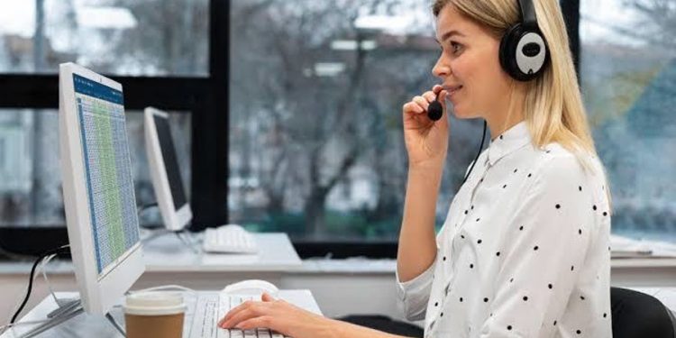 mujer en call center atención al cliente
