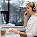 mujer en call center atención al cliente