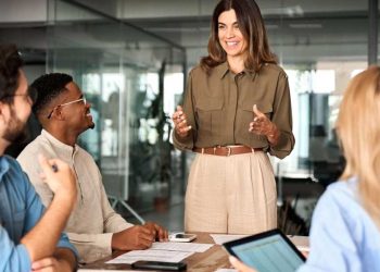 mujer lider empresarial con colaboradores