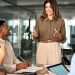 mujer lider empresarial con colaboradores