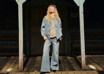 mujer modelando prendas femeninas jean