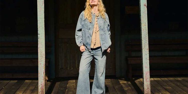 mujer modelando prendas femeninas jean
