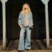 mujer modelando prendas femeninas jean