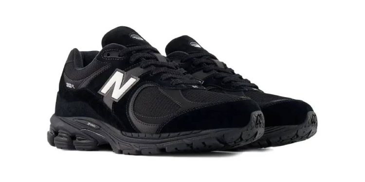 Las New Balance 2002R GORE-TEX son las mejores zapatillas para ser estiloso bajo la lluvia de primavera