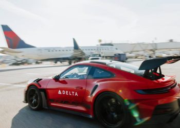 Aerolínea Delta y Porsche se alían para trasladar entre terminales a pasajeros VIP con un GT3 RS