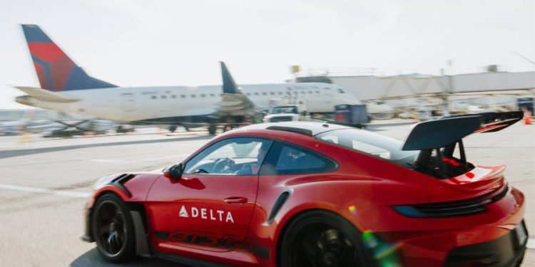 Aerolínea Delta y Porsche se alían para trasladar entre terminales a pasajeros VIP con un GT3 RS