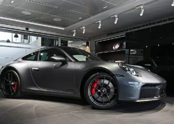 Revolución deportiva: Chile recibe el primer Porsche 911 híbrido de la historia