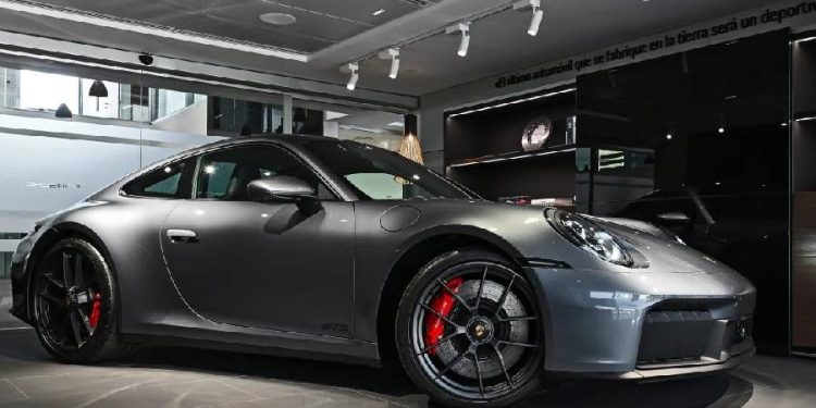 Revolución deportiva: Chile recibe el primer Porsche 911 híbrido de la historia