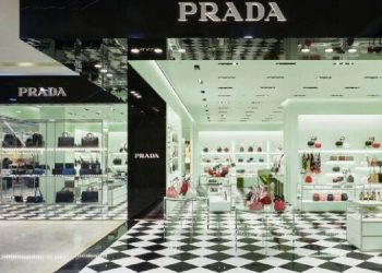 ¿Surge un nuevo contendiente? Prada en negociaciones para comprar Versace y Jimmy Choo