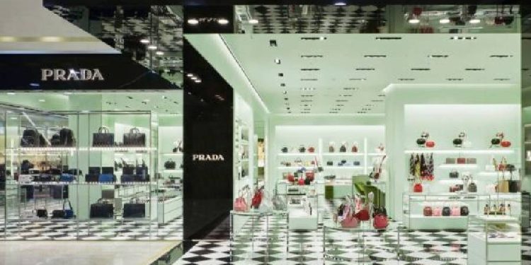 ¿Surge un nuevo contendiente? Prada en negociaciones para comprar Versace y Jimmy Choo