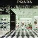 ¿Surge un nuevo contendiente? Prada en negociaciones para comprar Versace y Jimmy Choo