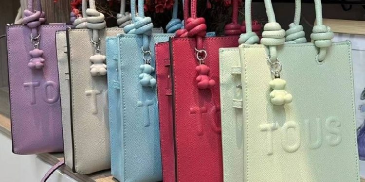 TOUS presenta el minibolso pop rosa claro Brenda