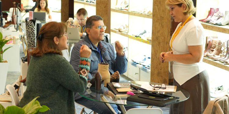 Alianza entre industrias del calzado de Colombia y Brasil despliega nuevo showroom en Bogotá